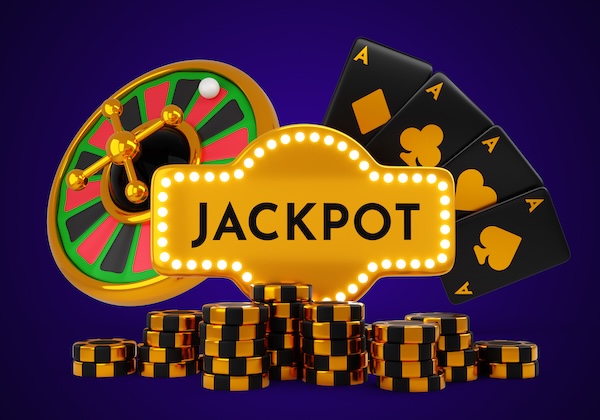 Рулетка, карты и фишки казино вокруг таблички Jackpot
